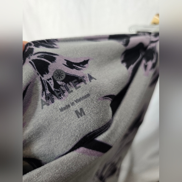 Athleta Womens Gary Purple Floral Chaturanga Cropped Capri Leggings Size Medium - Picture 4 of 6